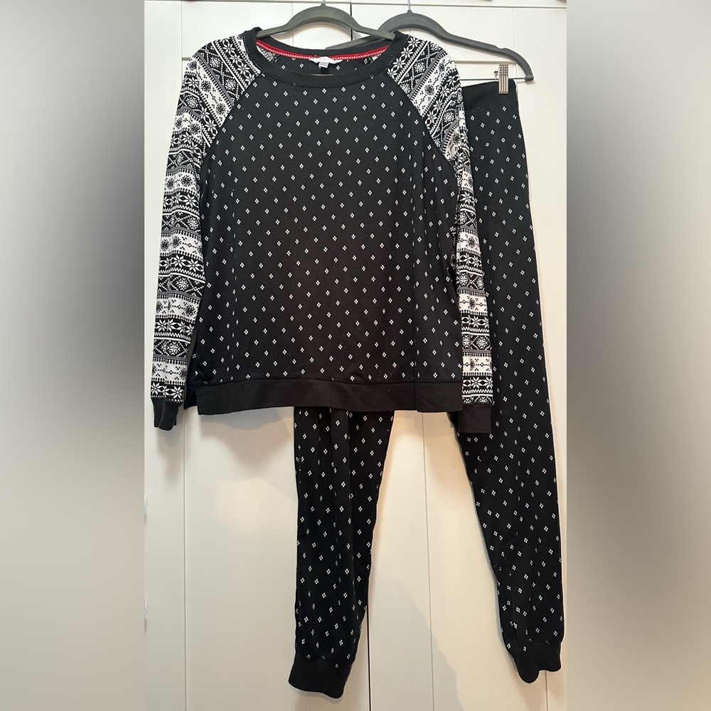 Women’s Jogger Style  Pajama Set Printed Black and White Sz MED